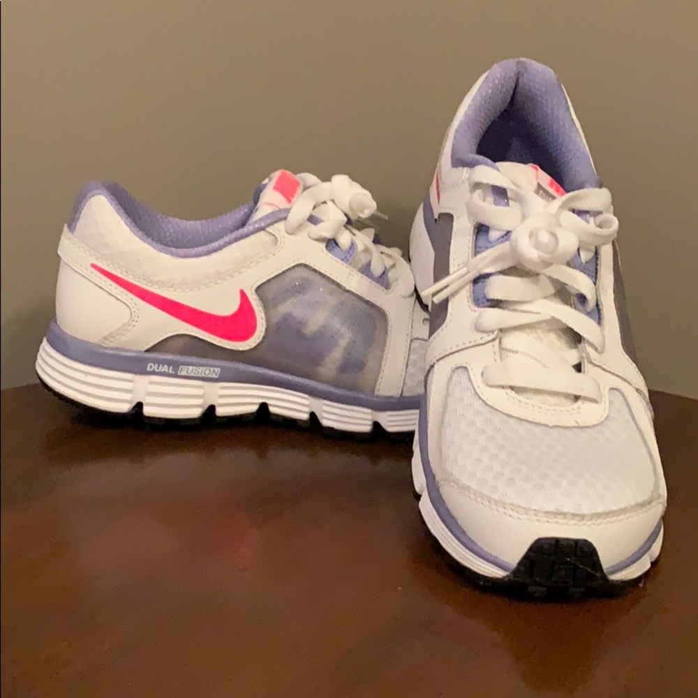 Never worn women’s Nike Duel Fusion.